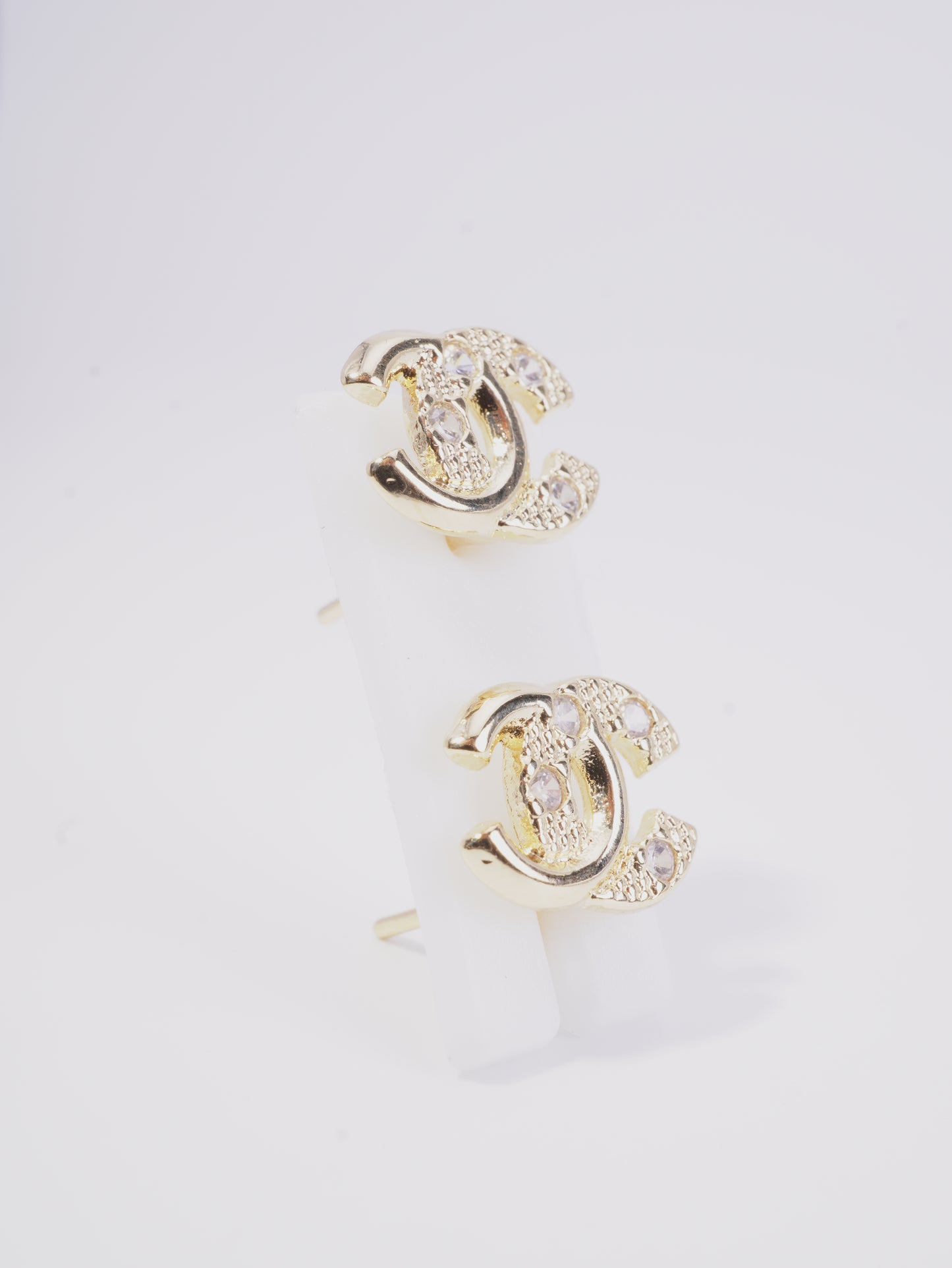 TOPO CHANEL LISO Y CIRCONES BLANCOS