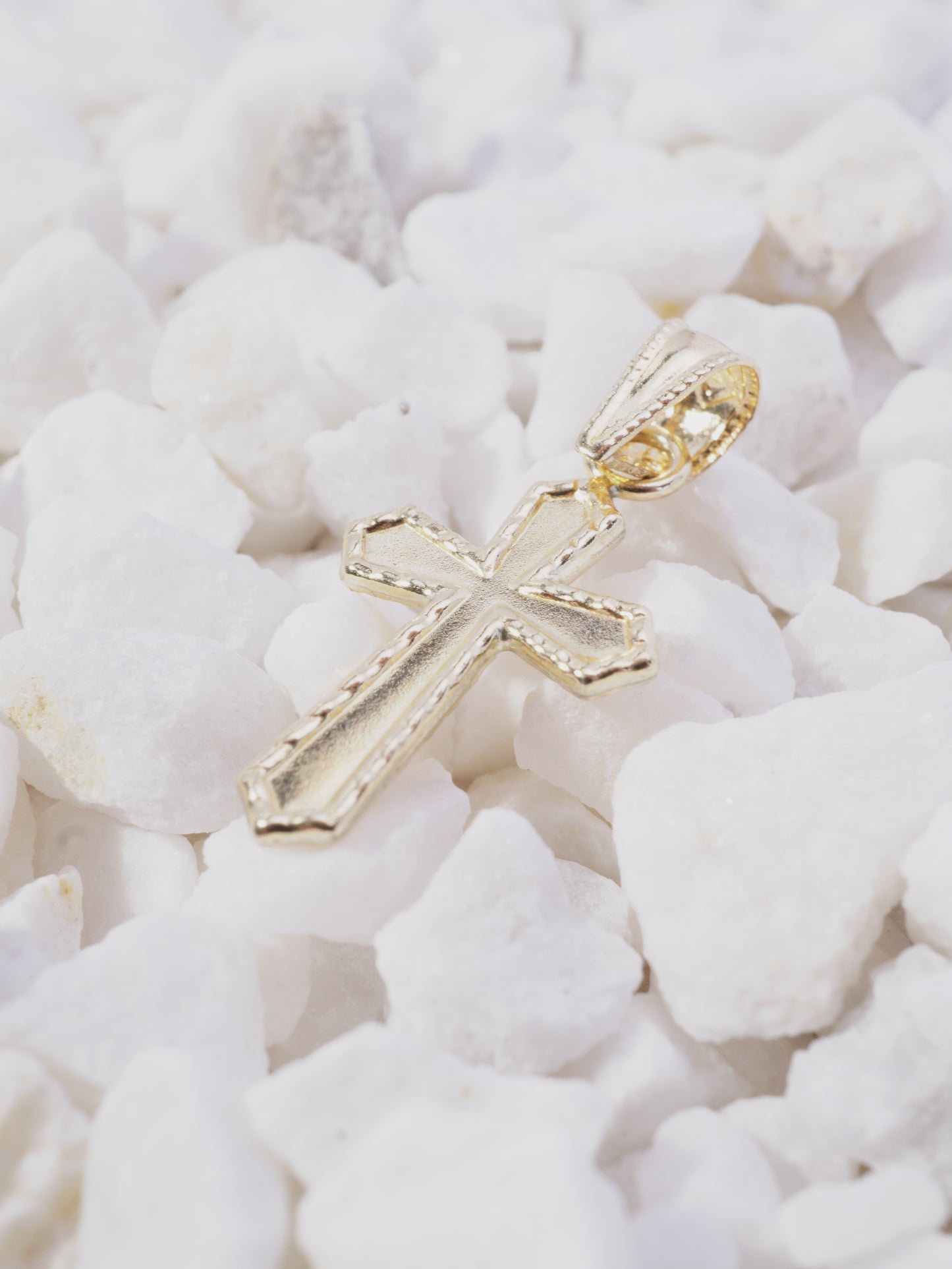 DIJE CRUZ LISA MEDIANA PUNTA ESPADA BORDE PUNTEADO