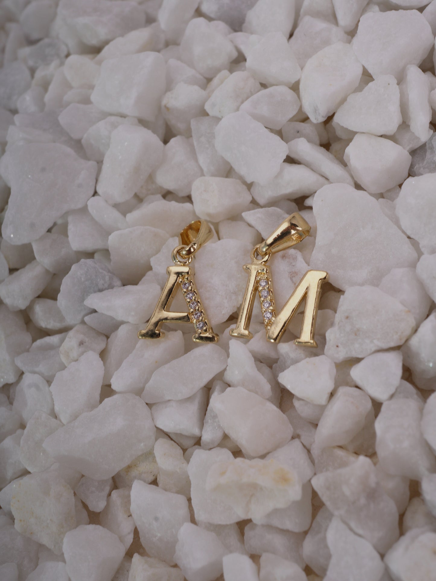 DIJE LETRA SILUETA CON CIRCONES