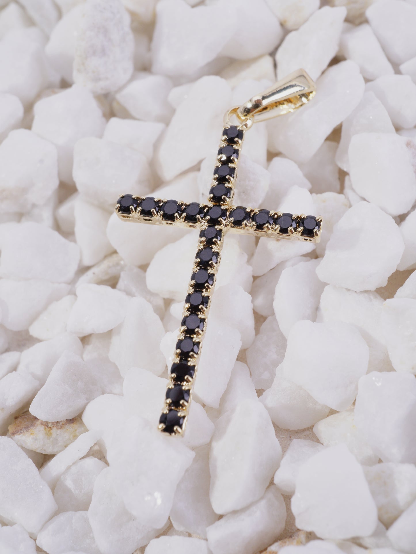 DIJE CRIZ CON CIRCONES NEGROS GRANDE