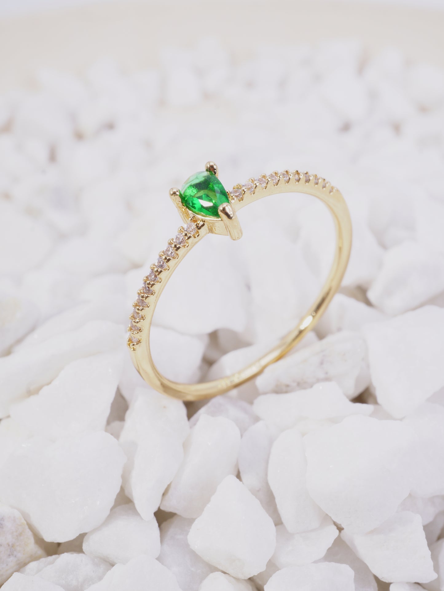 ANILLO CIRCON GOTA VERDE MINI CIRCONES LADO Y LADO BLANCOS