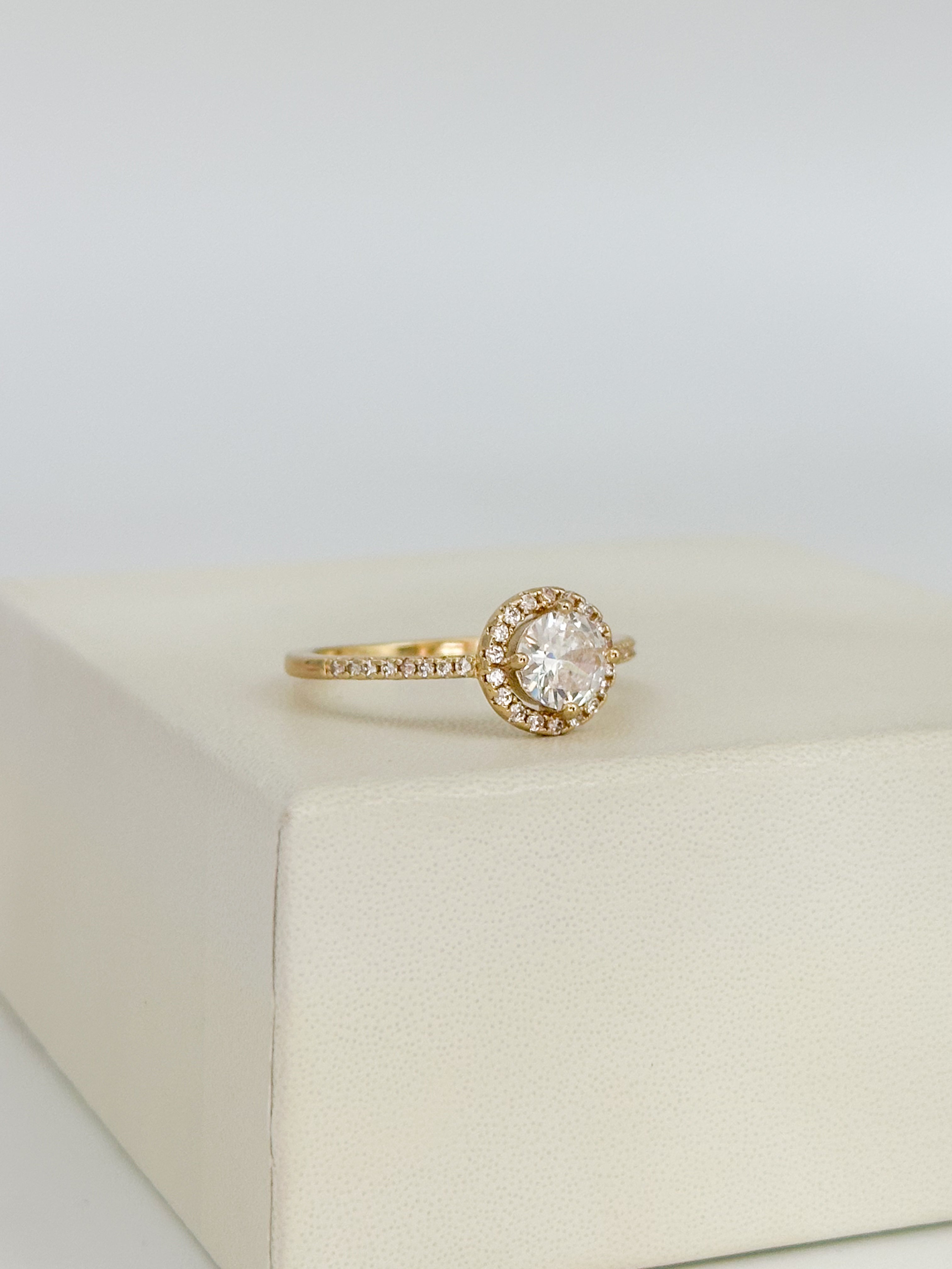 ANILLO COMPROMISO PIEDRA CENTRO CON CIRCONES BLANCOS