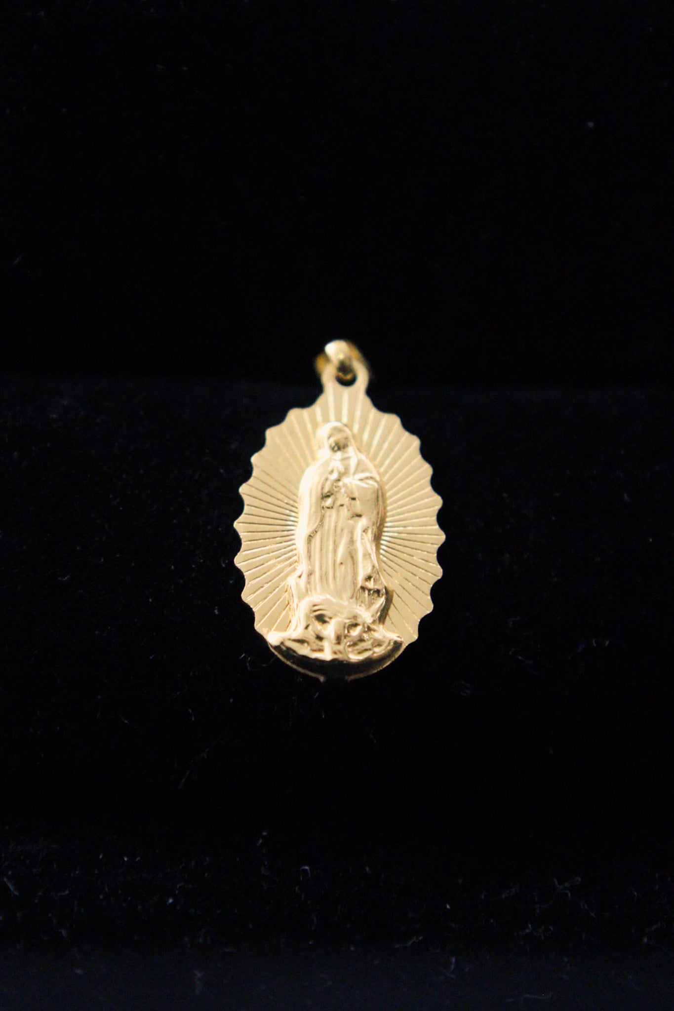 DIJE VIRGEN GUADALUPE CON DESTELLOS