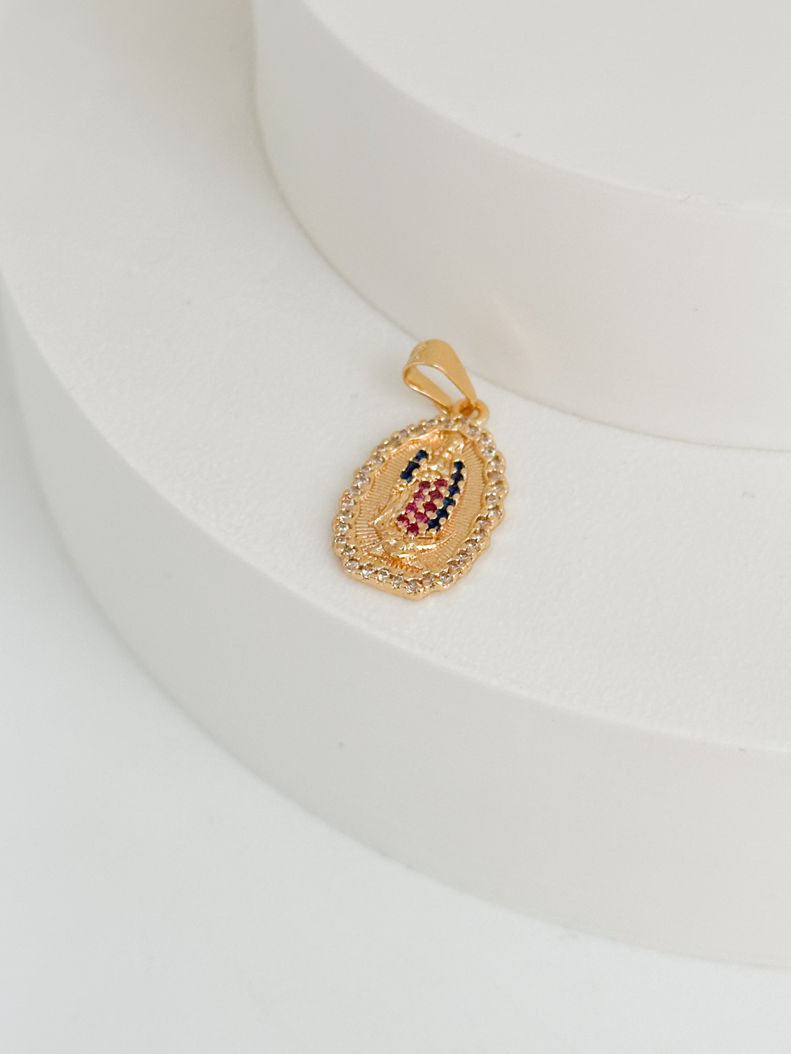 DIJE VIRGEN GUADALUPE BORDE CIRCON BLANCO CENTRO COLORES DM