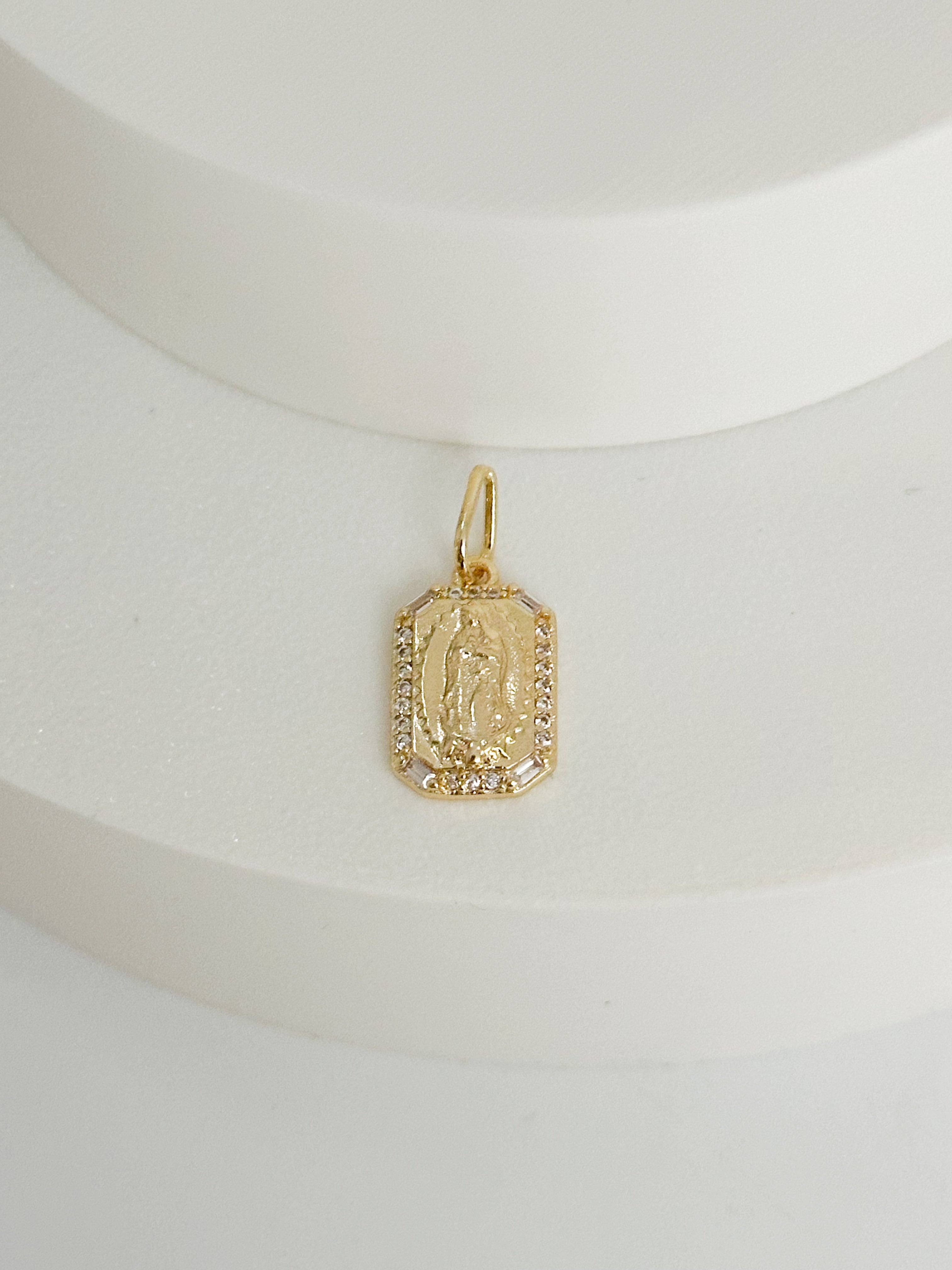 DIJE VIRGEN GUADALUPE BORDE OCTAGONAL CON CIRCON BLANCO DM