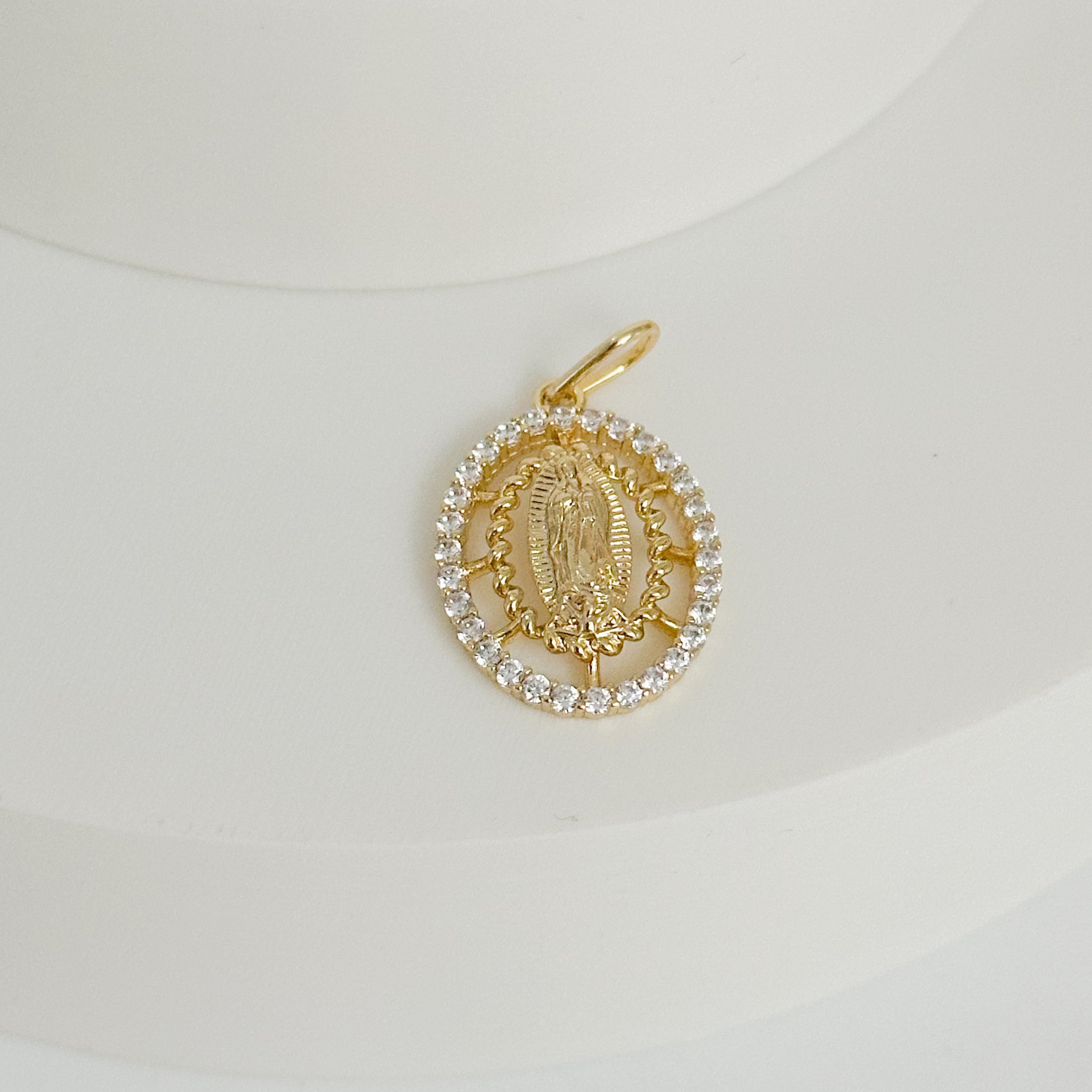 DIJE VIRGEN GUADALUPE ENTRELAZADO ALREDEDOR OVALO CON CIRCON BLANCO DM