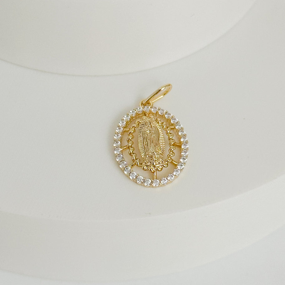 DIJE VIRGEN GUADALUPE ENTRELAZADO ALREDEDOR OVALO CON CIRCON BLANCO DM