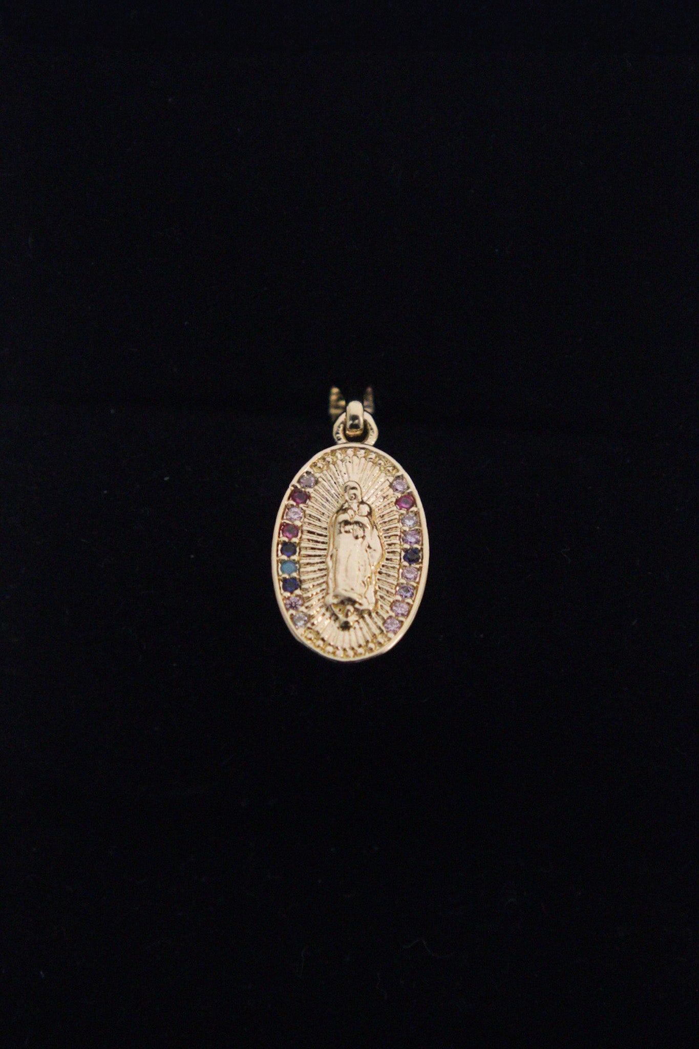 DIJE VIRGEN GUDALUPE MEDLLA OVALO CIROCNES COLORES RELIEVE