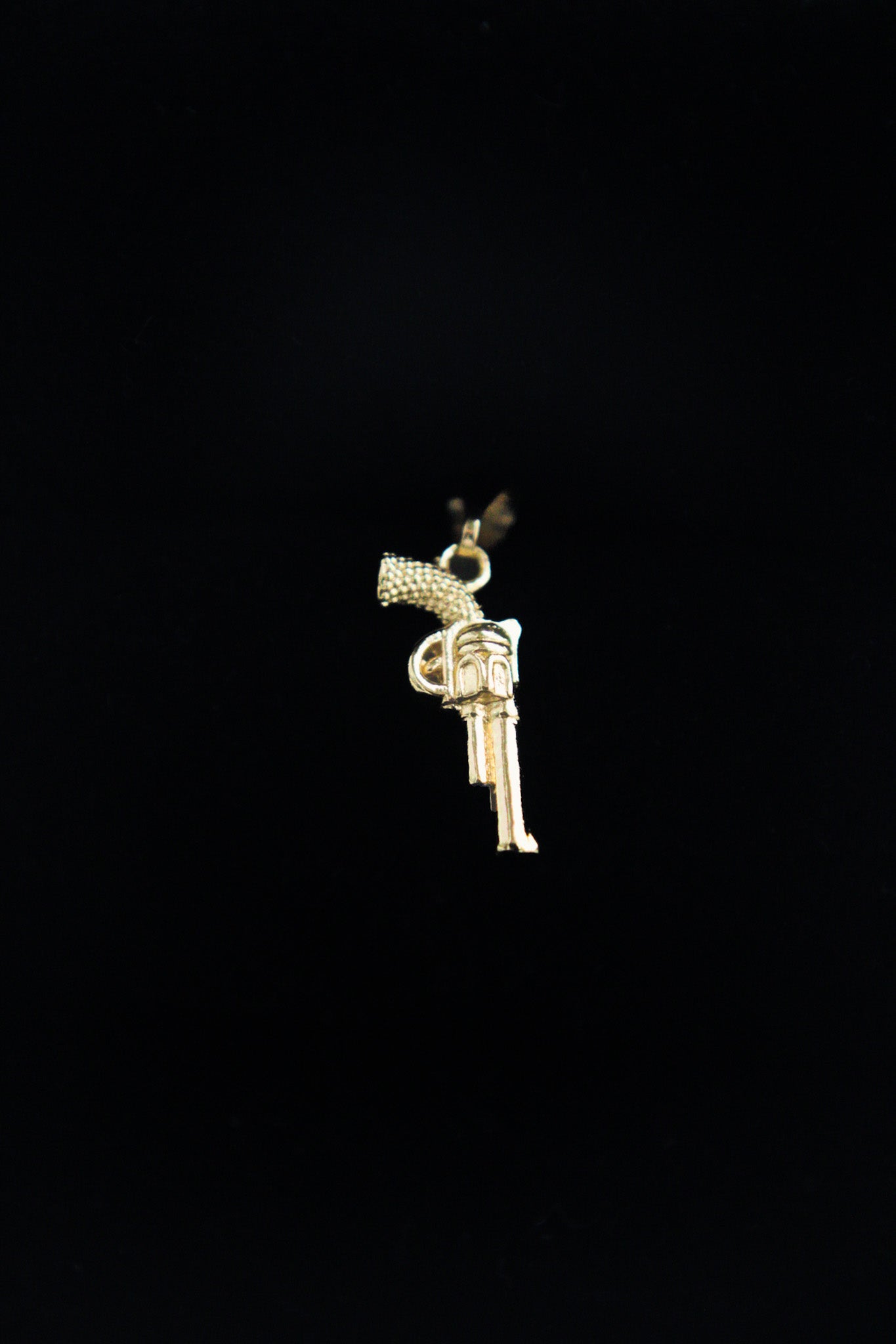DIJE REVOLVER PEQUEÑO