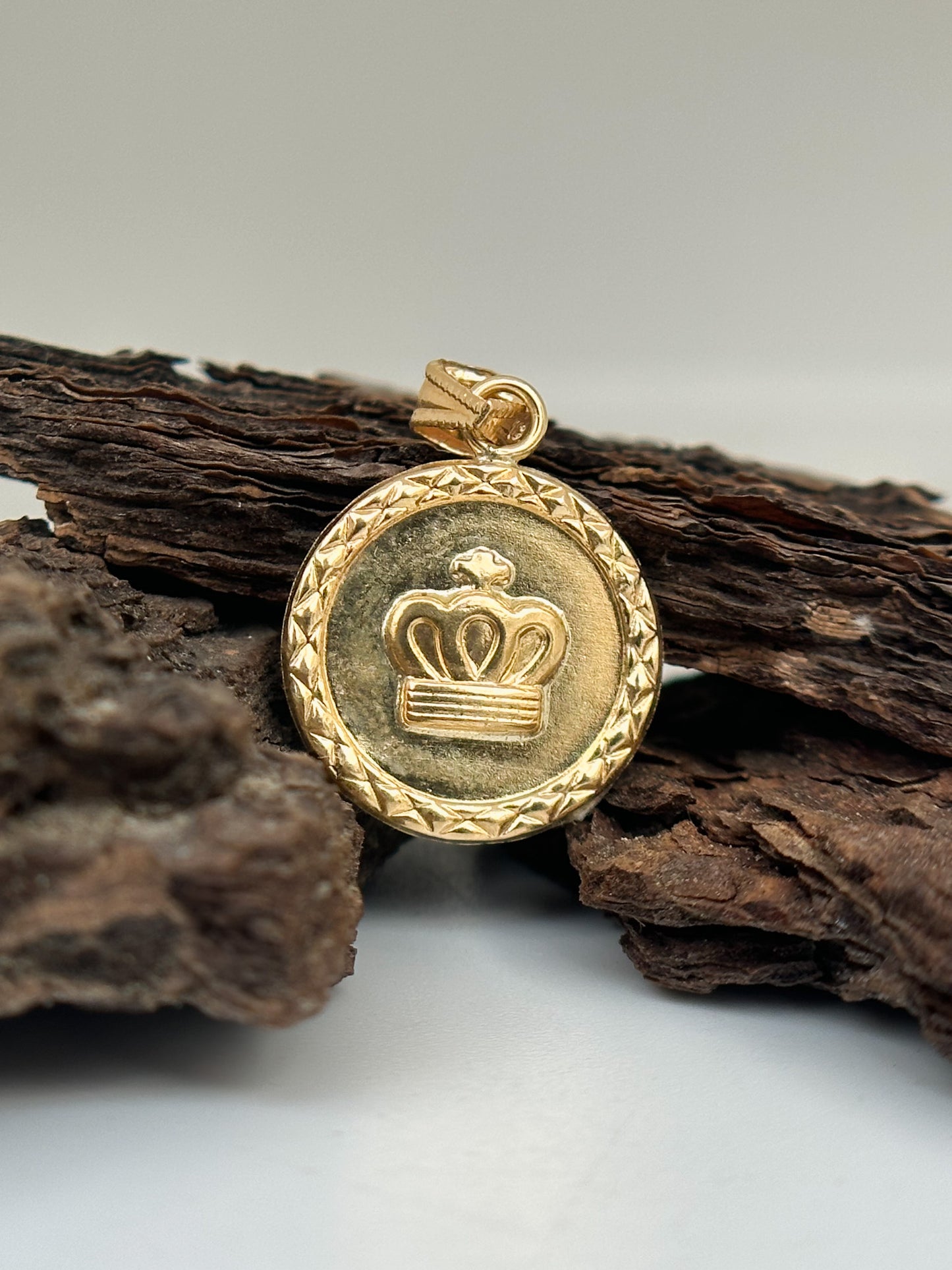 DIJE MEDALLA CORONA REINA BORDE DIAMANTADO MEDIANA 0,85GR