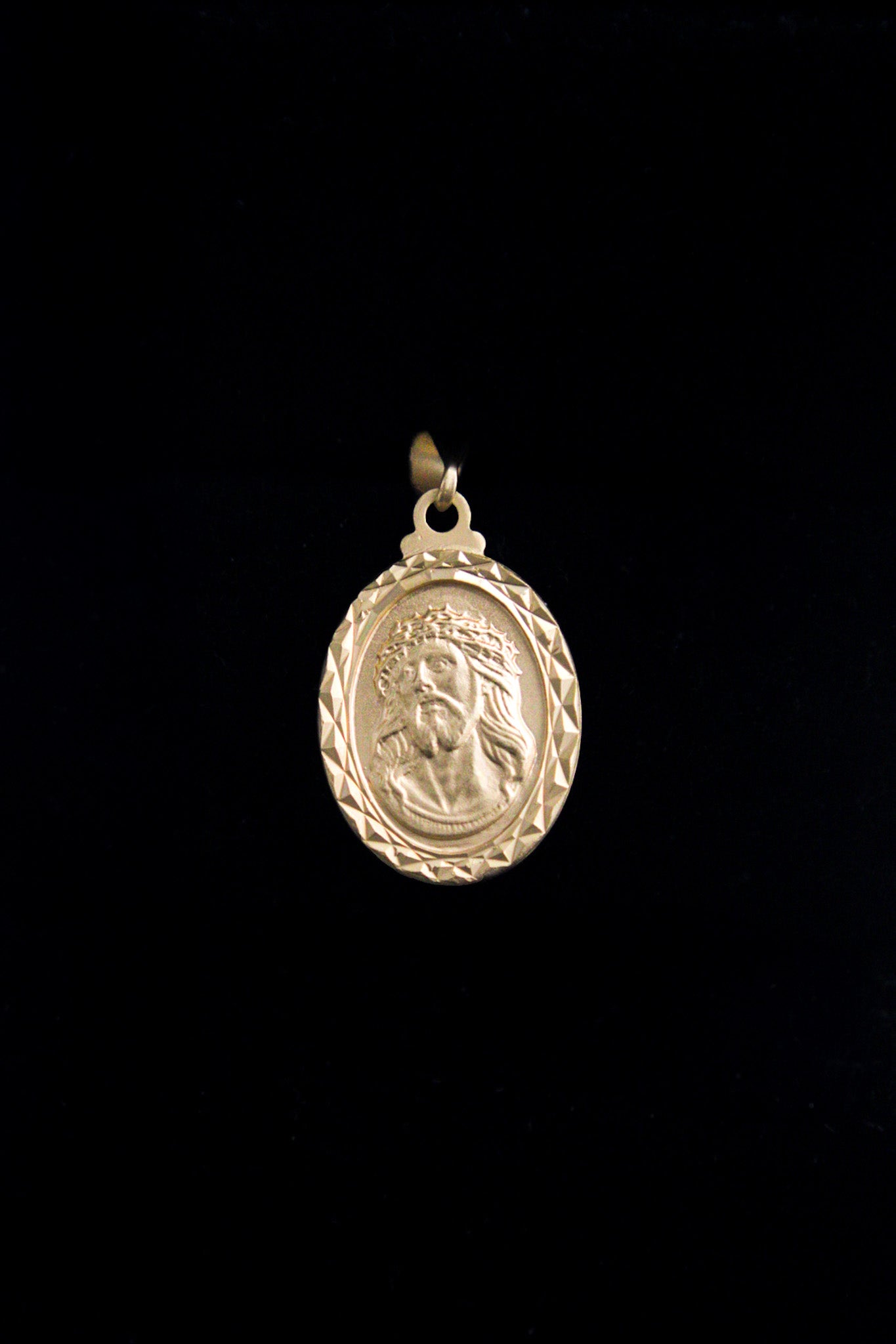 DIJE MEDALLA ROSTRO CORONA DE ESPINAS ACABADO MATE