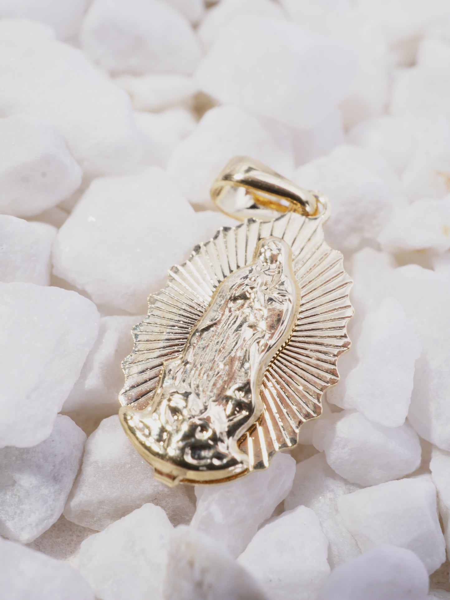 DIJE VIRGEN GUADALUPE MEDIANA SILUETA DESTELLOS