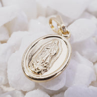 DIJE OVALADO BORDE LISO VIRGEN GUADALUPE