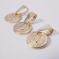 DIJE MINI MEDALLA LETRA