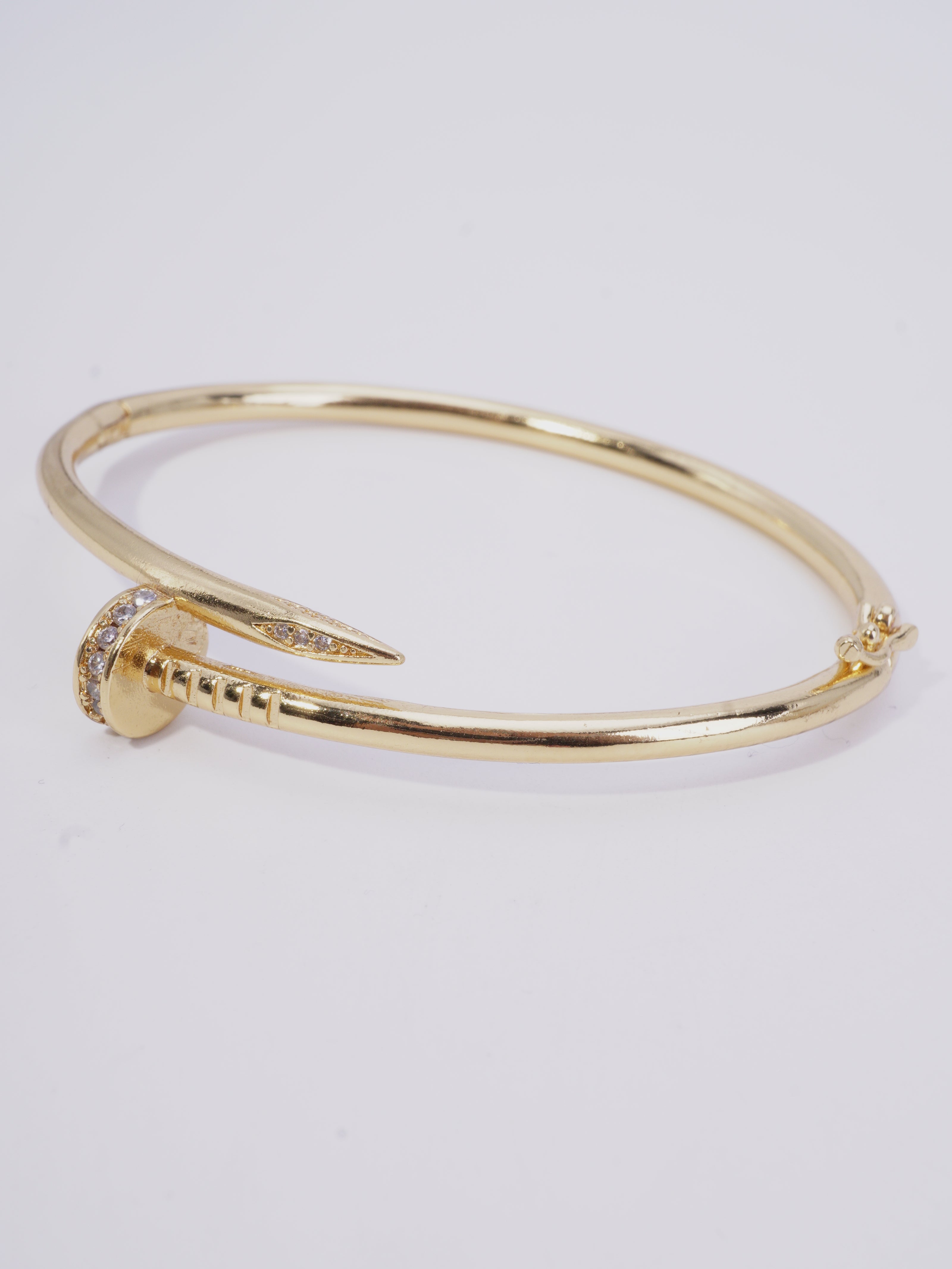 BRAZALETE CLAVO CON CIRCONES BLANCOS
