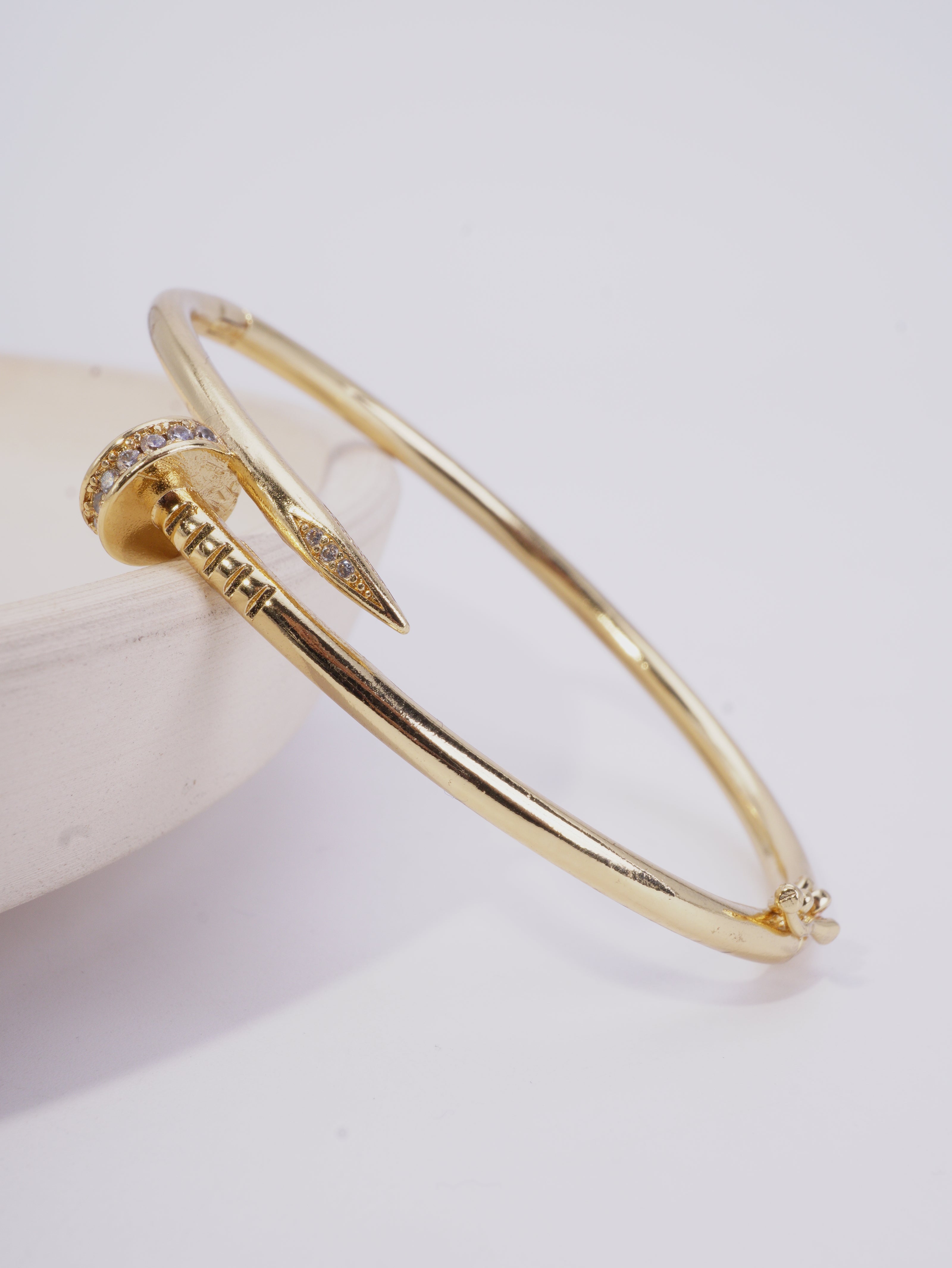 BRAZALETE CLAVO CON CIRCONES BLANCOS