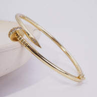 BRAZALETE CLAVO CON CIRCONES BLANCOS