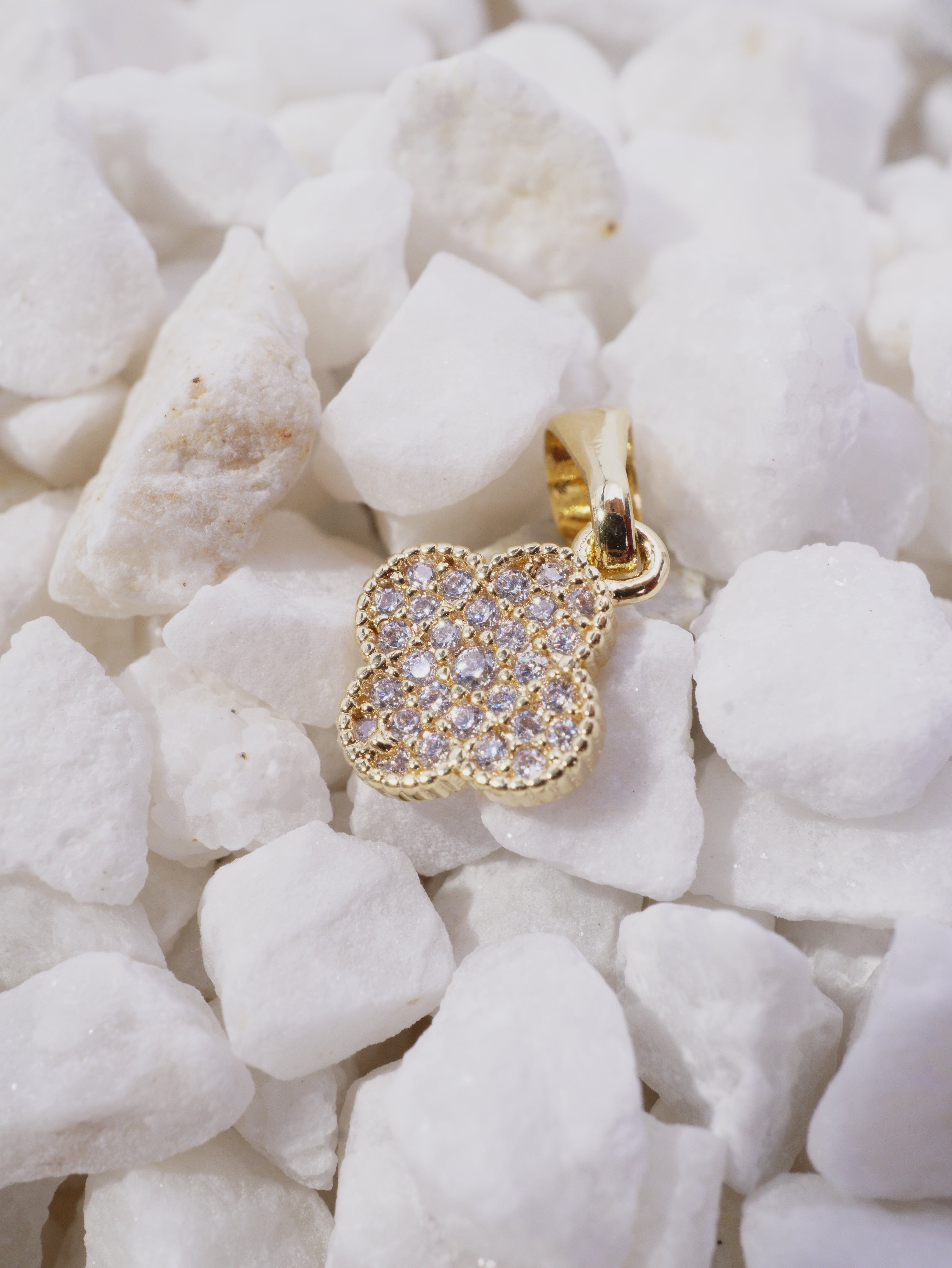 DIJE VAN CLEEF PEQUEÑO RELLENO CIRCONES BLANCOS