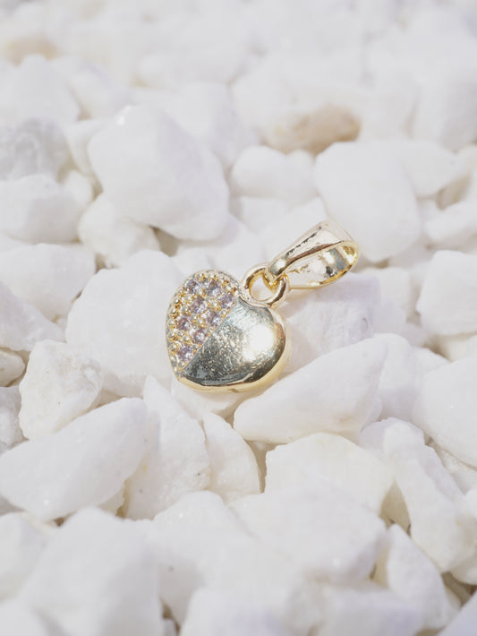 DIJE CORAZON PEQUEÑO MITAD LISO MITAD CIRCONES