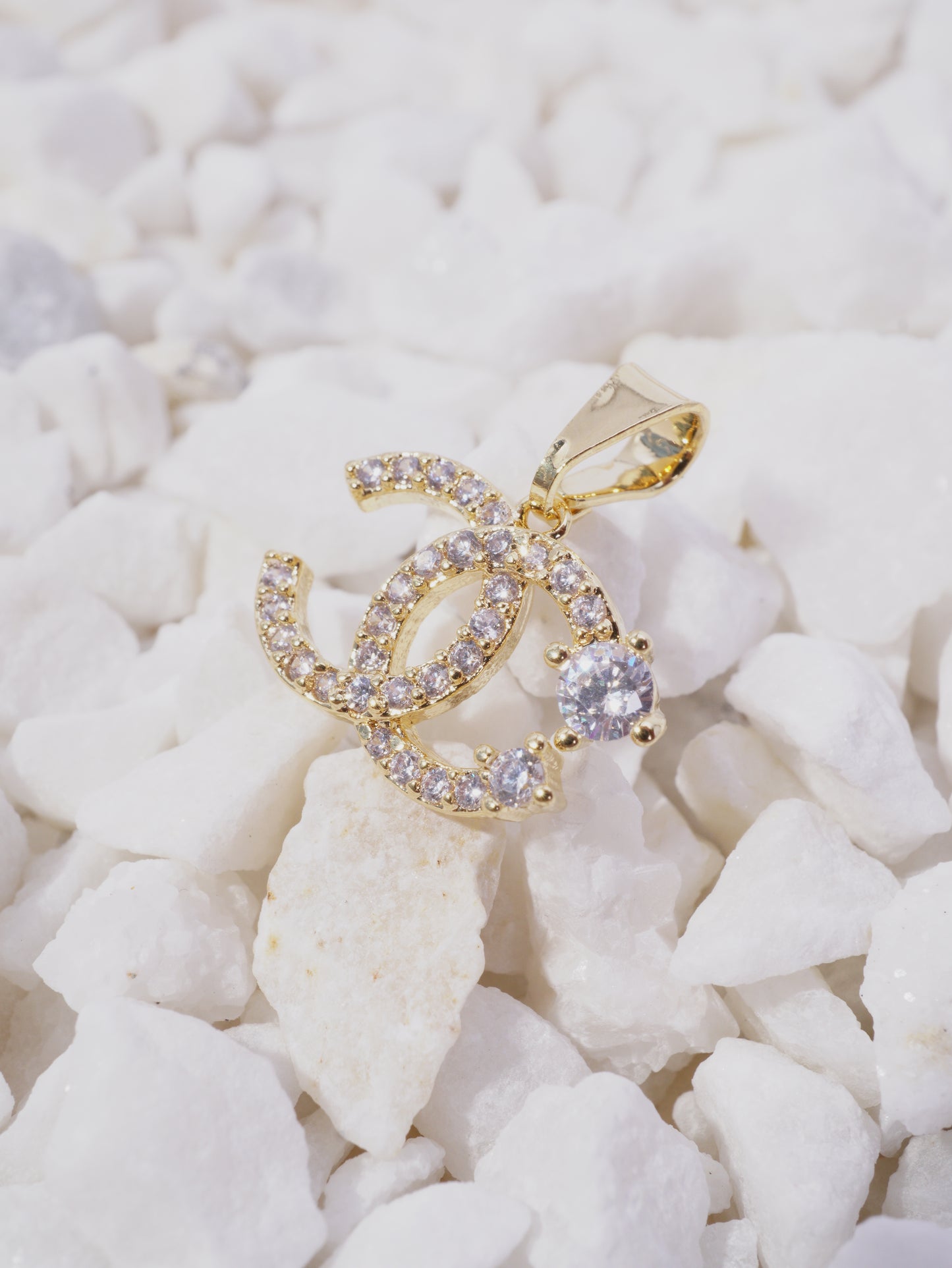 DIJE CHANEL CON CIRCONES BLANCOS