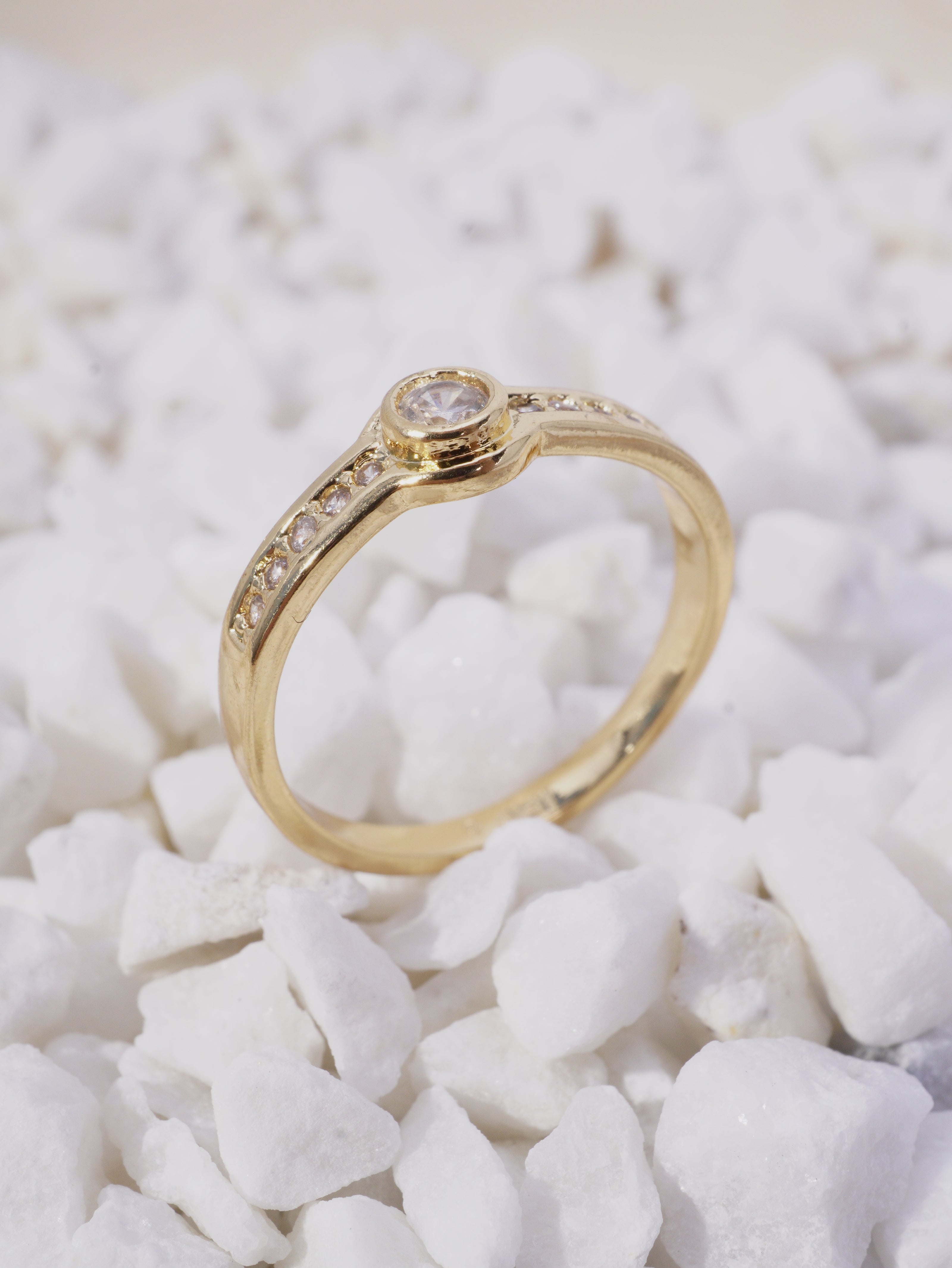 ANILLO COMPROMISO CIRCON REDONDO LADO Y LADO MINI CIRCONES BLANCOS