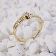 ANILLO COMPROMISO CIRCON REDONDO LADO Y LADO MINI CIRCONES BLANCOS