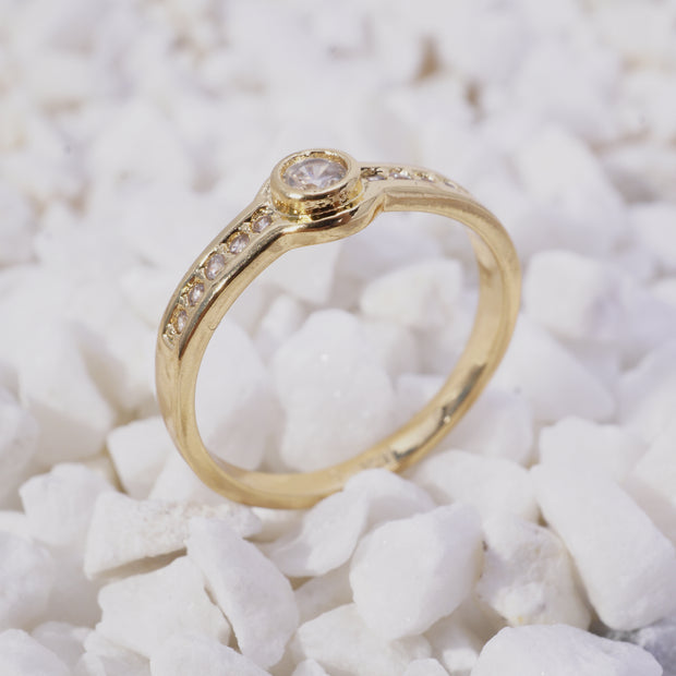 ANILLO COMPROMISO CIRCON REDONDO LADO Y LADO MINI CIRCONES BLANCOS