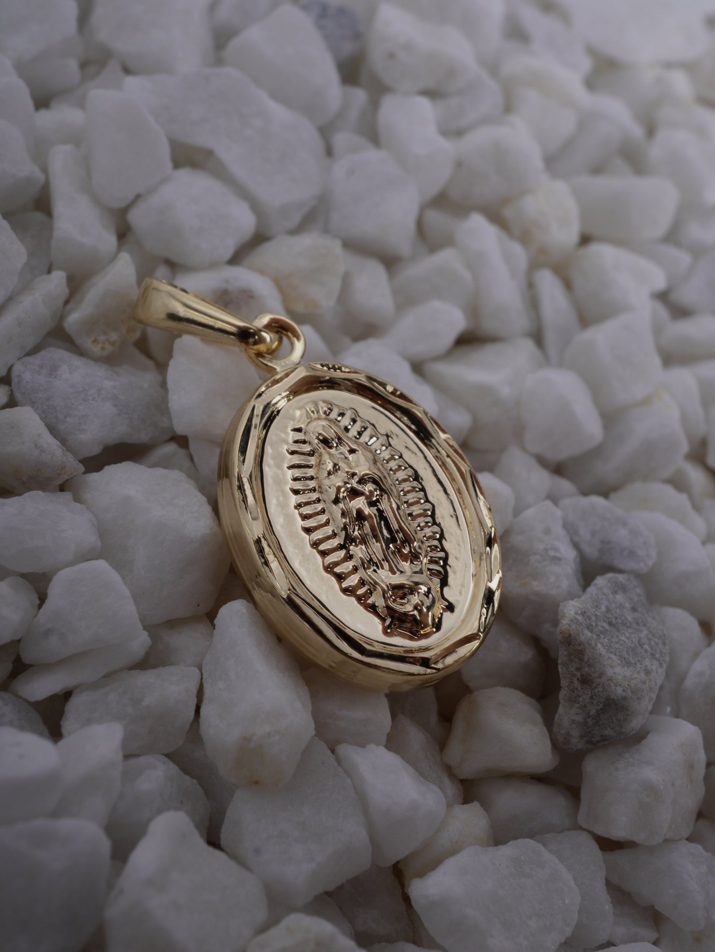 DIJE VIRGEN GUADALUPE CENTRO DESTELLO OVALADO