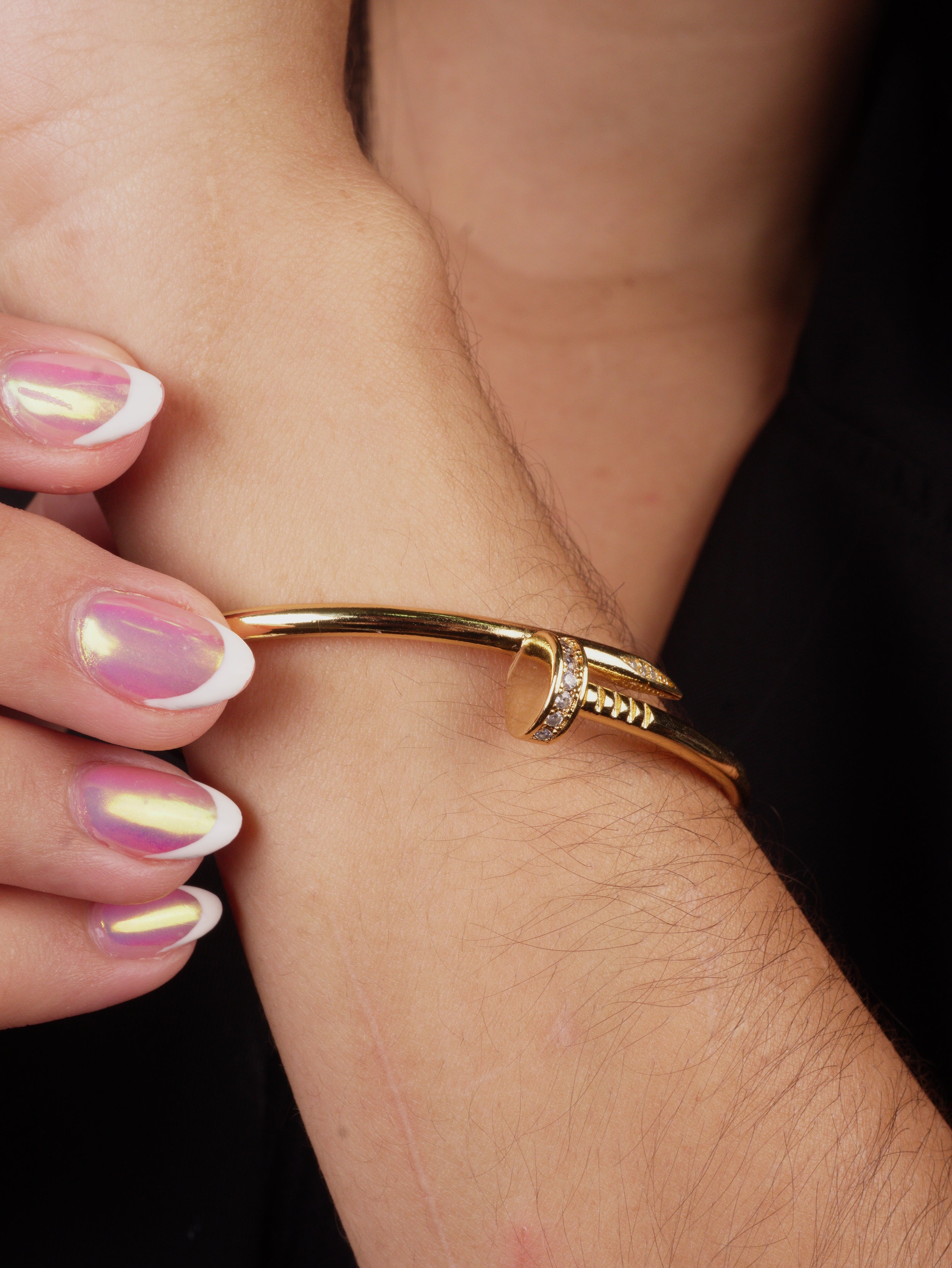 BRAZALETE CLAVO CON CIRCONES BLANCOS
