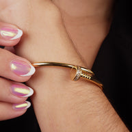 BRAZALETE CLAVO CON CIRCONES BLANCOS