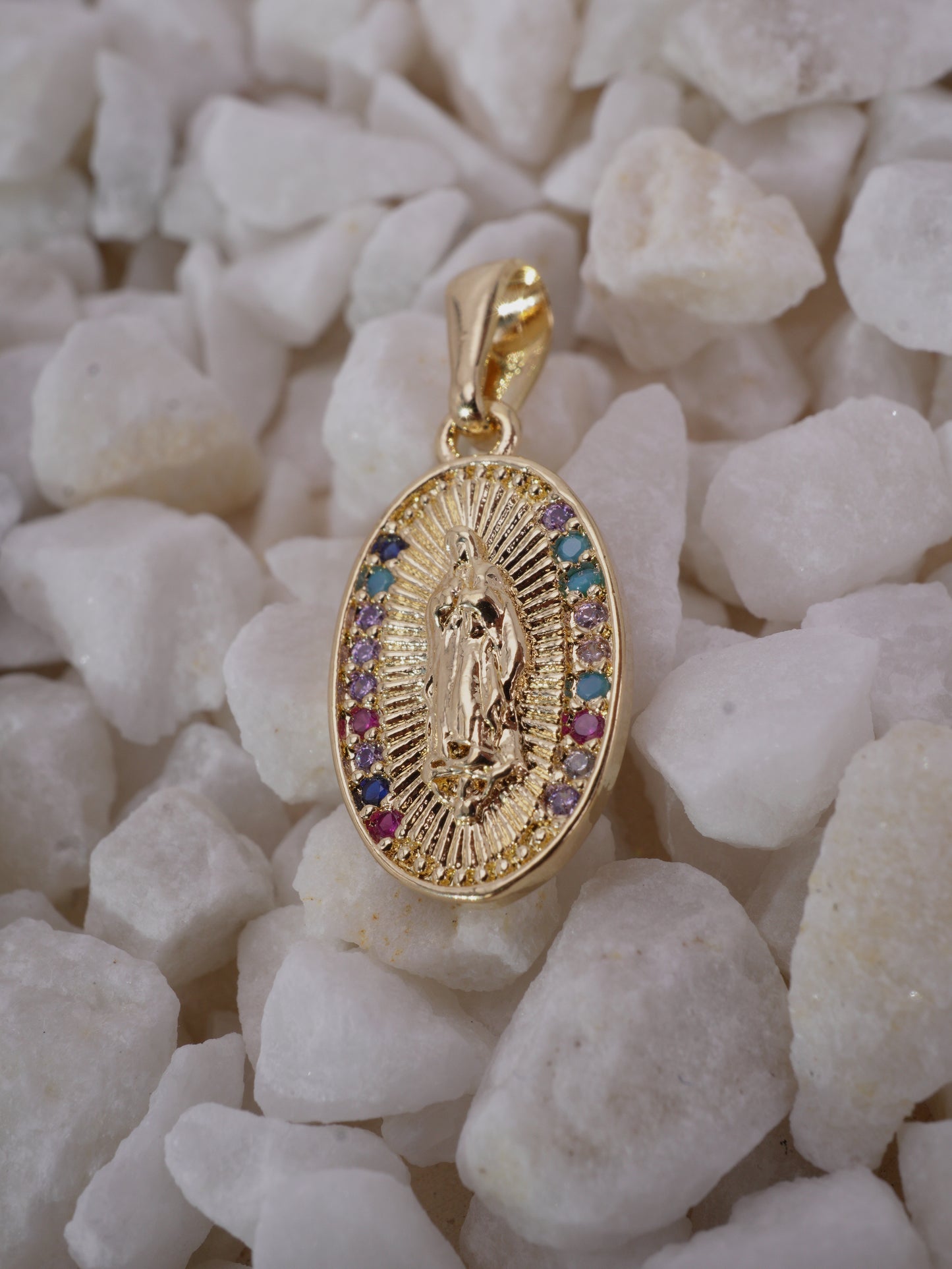 DIJE VIRGEN GUDALUPE MEDLLA OVALO CIROCNES COLORES RELIEVE