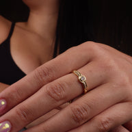 ANILLO COMPROMISO CIRCON REDONDO LADO Y LADO MINI CIRCONES BLANCOS