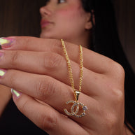 DIJE CHANEL CON CIRCONES BLANCOS