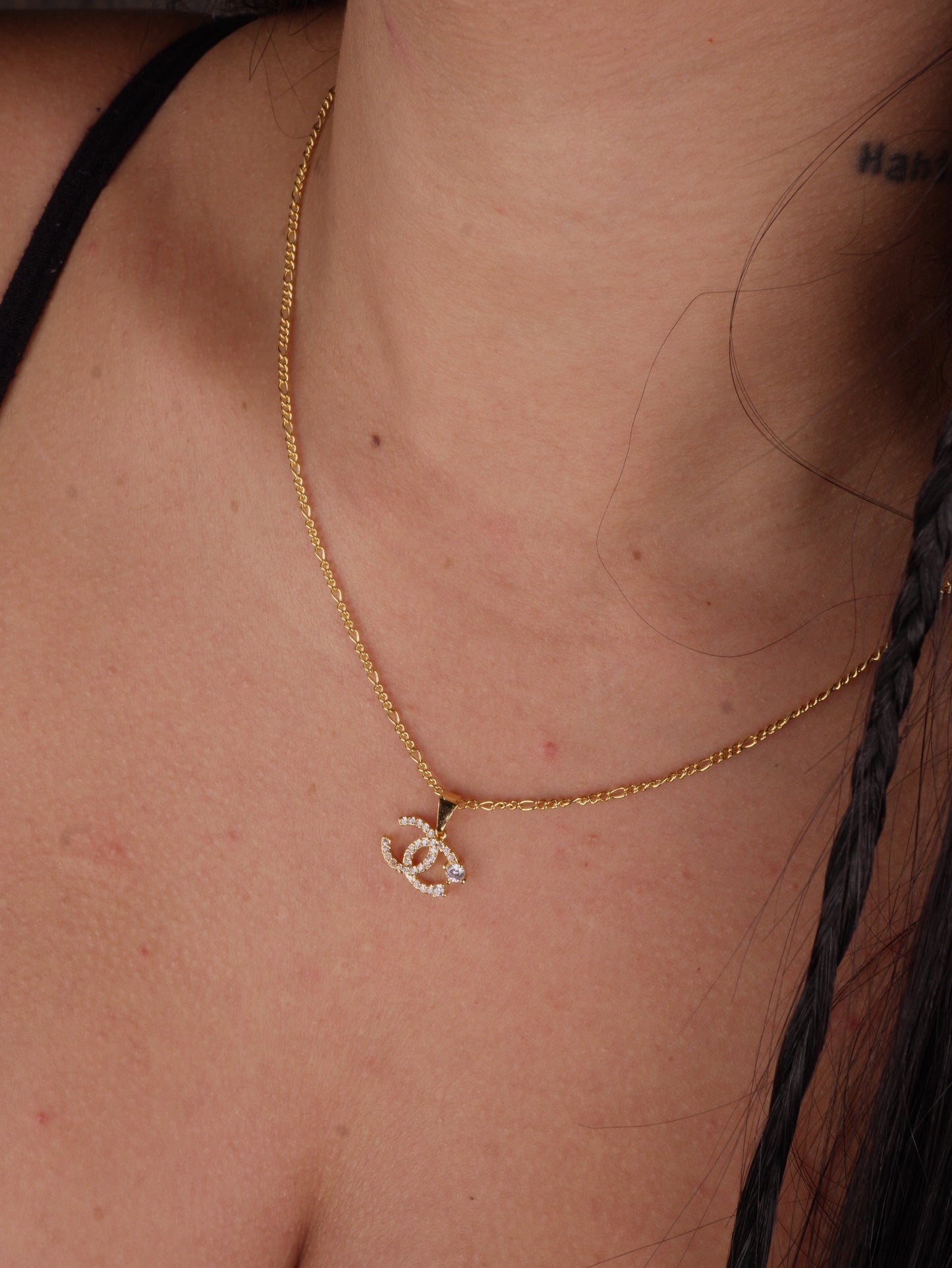 DIJE CHANEL CON CIRCONES BLANCOS