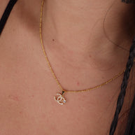 DIJE CHANEL CON CIRCONES BLANCOS