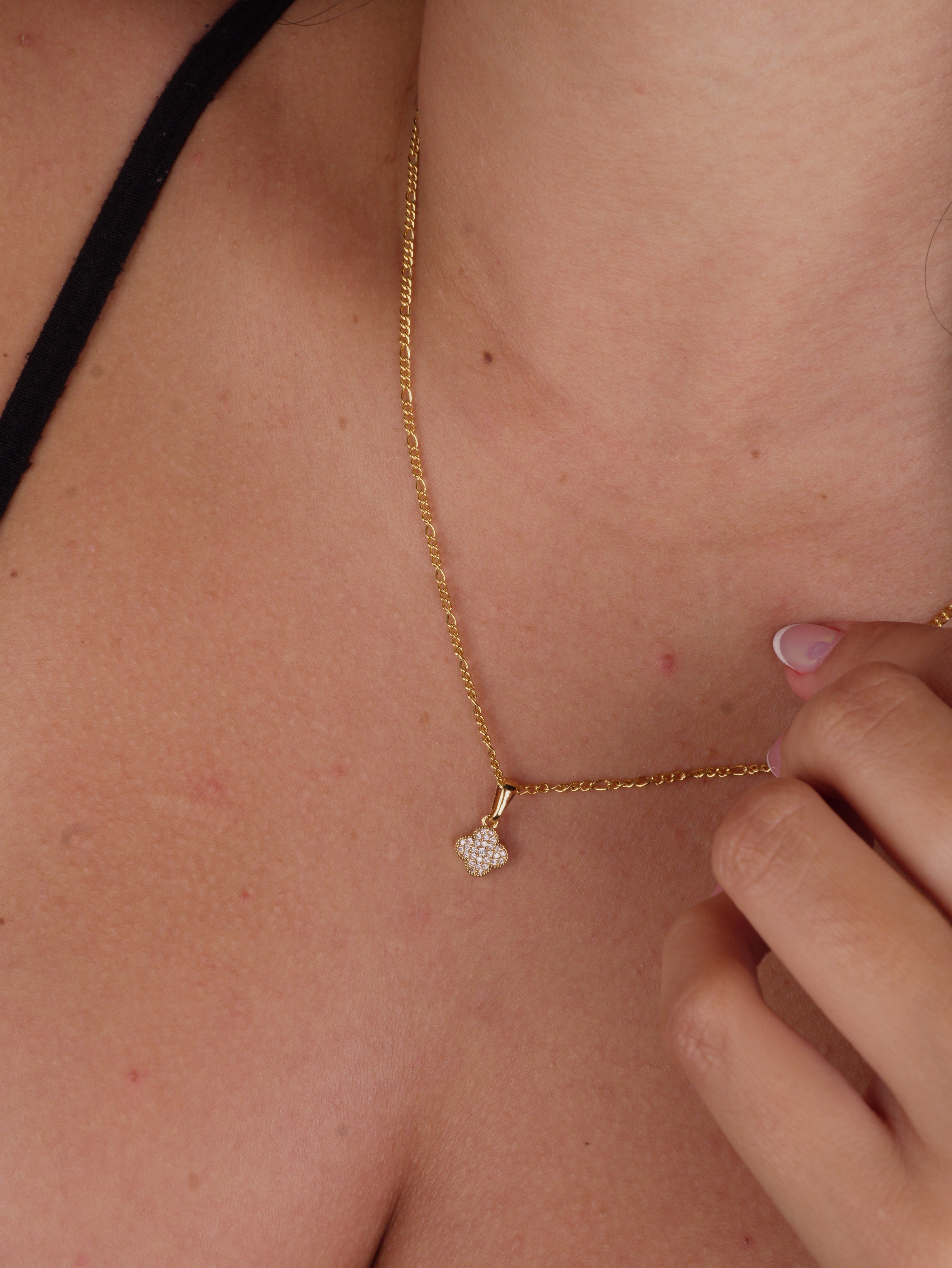DIJE VAN CLEEF PEQUEÑO RELLENO CIRCONES BLANCOS