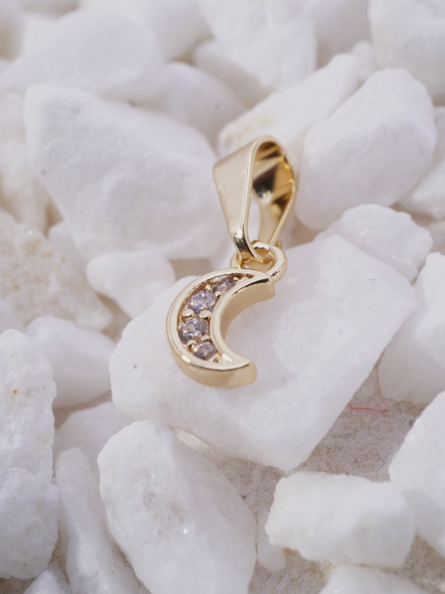 DIJE MEDIA LUNA PEQUEÑA CIRCONES BLANCOS