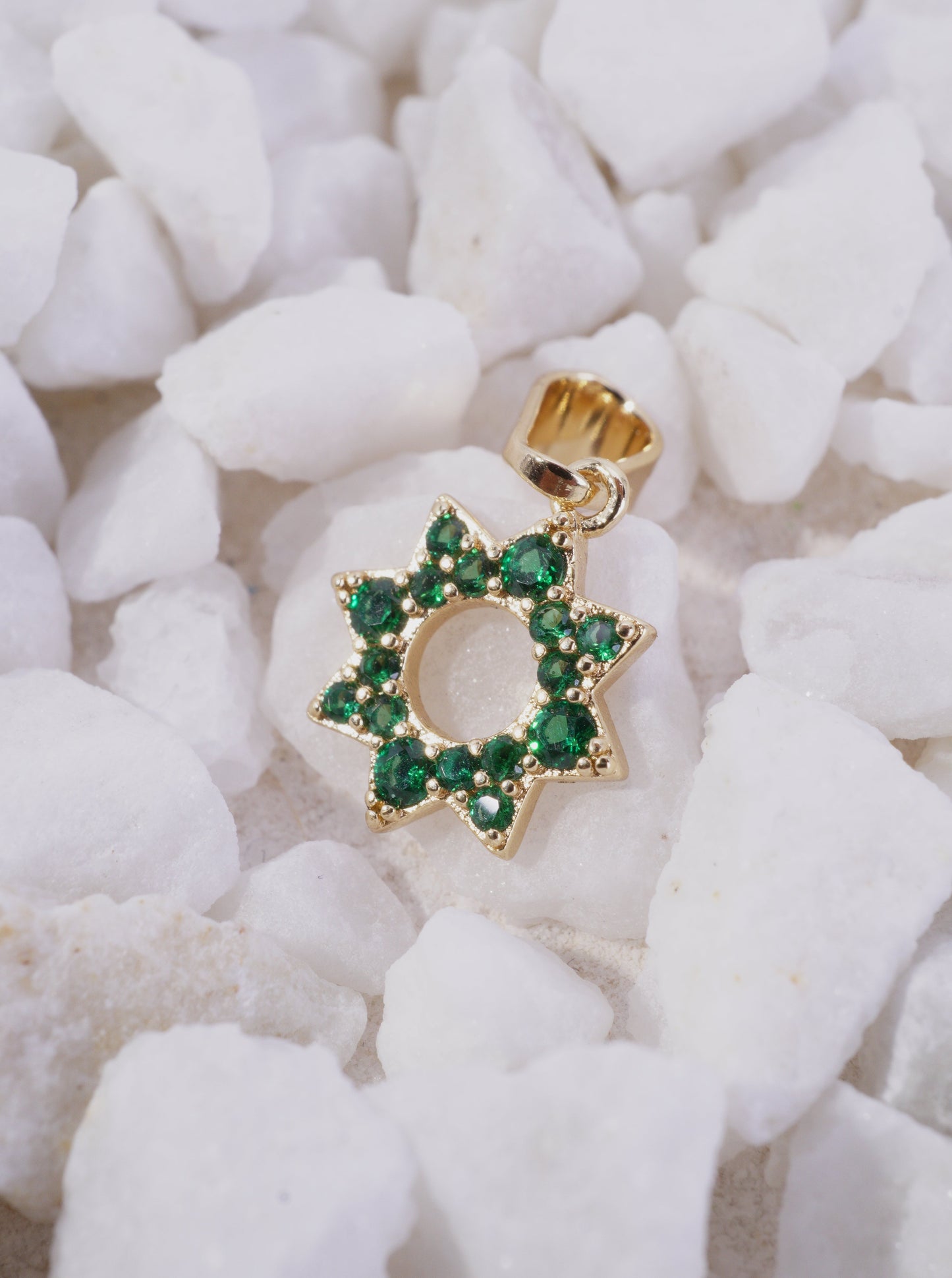 DIJE ESTRELLA DE DAVID CON CIRCONES VERDES