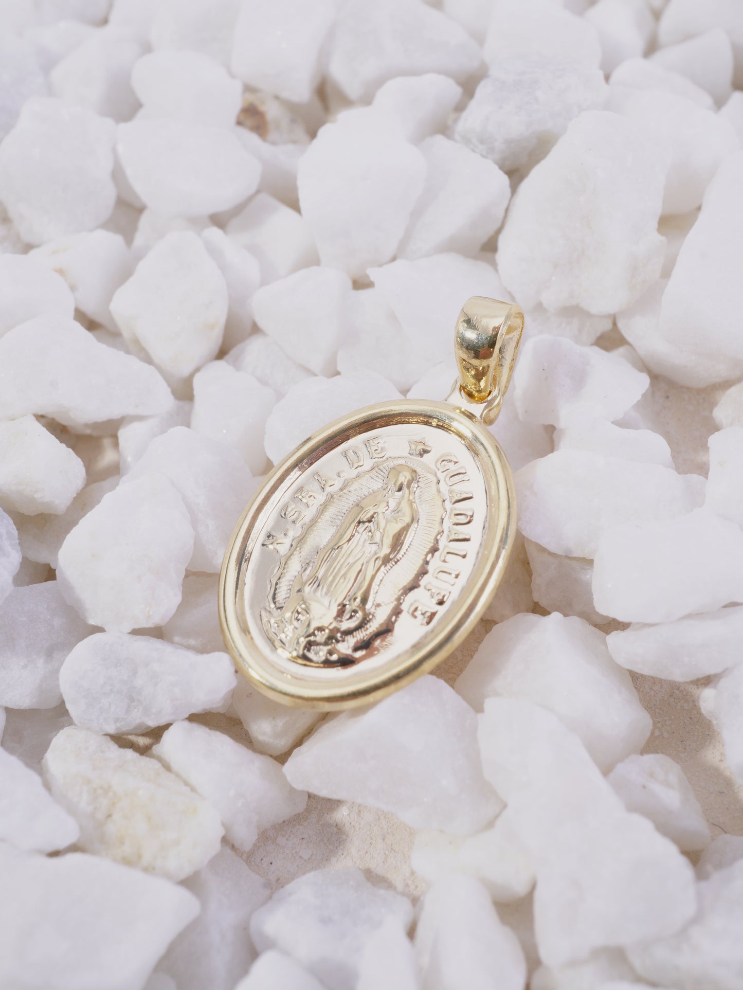 DIJE VIRGEN GUADALUPE OVALO MEDIANO BORDE LISO