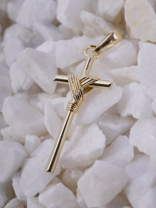 DIJE CRUZ LISA CON NUDO EN EL CENTRO