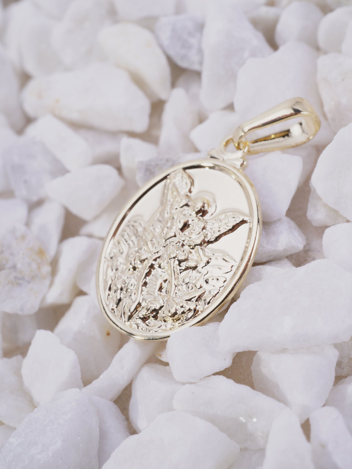 DIJE SAN MIGUEL ARCANGEL OVALO MEDIANO BORDE LISO