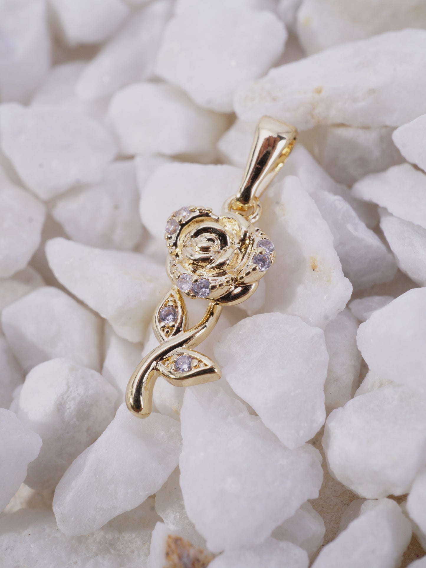 DIJE FLOR CON 2 PETALOS CIRCONES BLANCOS