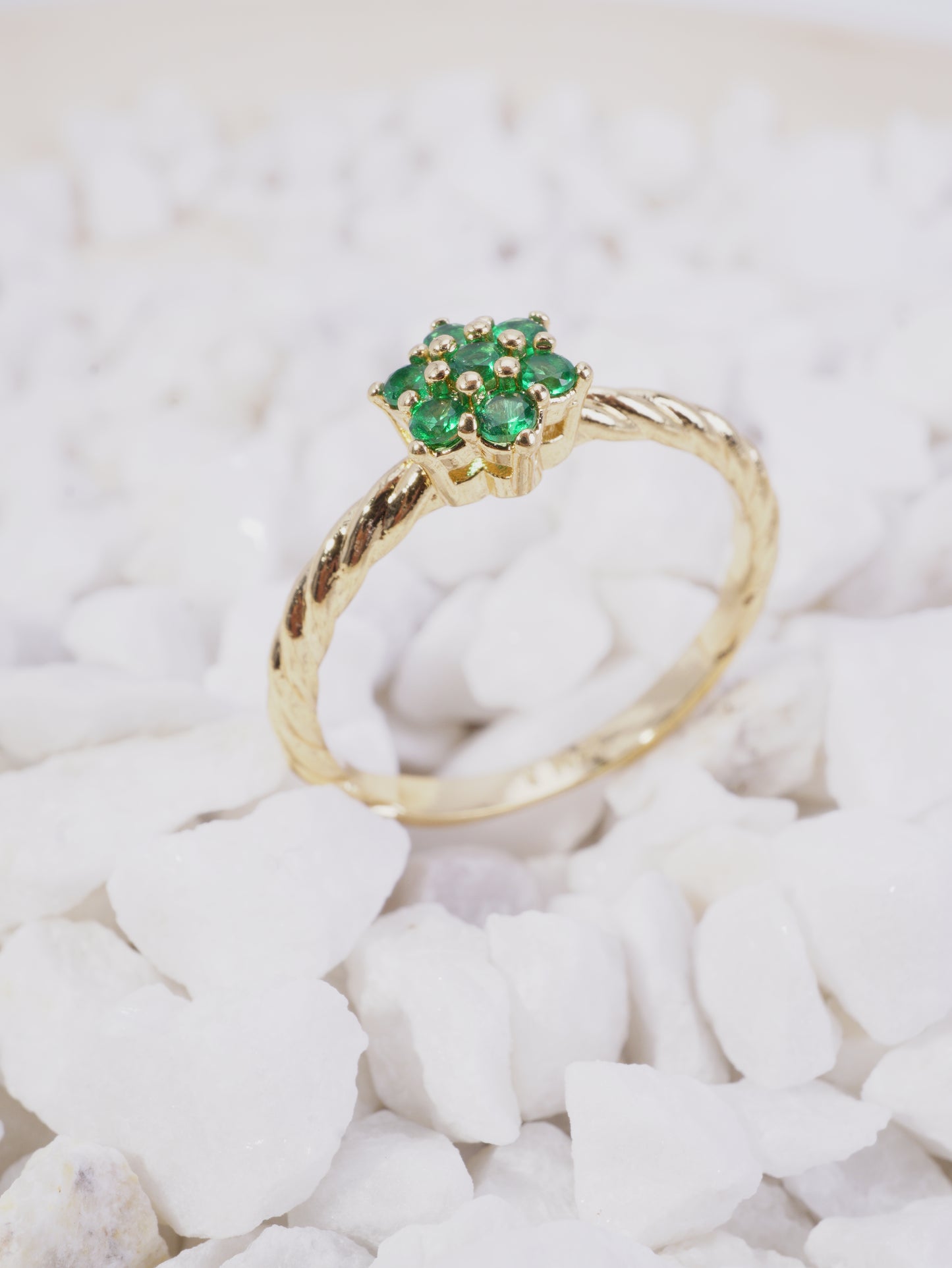 ANILLO ENTORCHADOCON FLOR VERDE