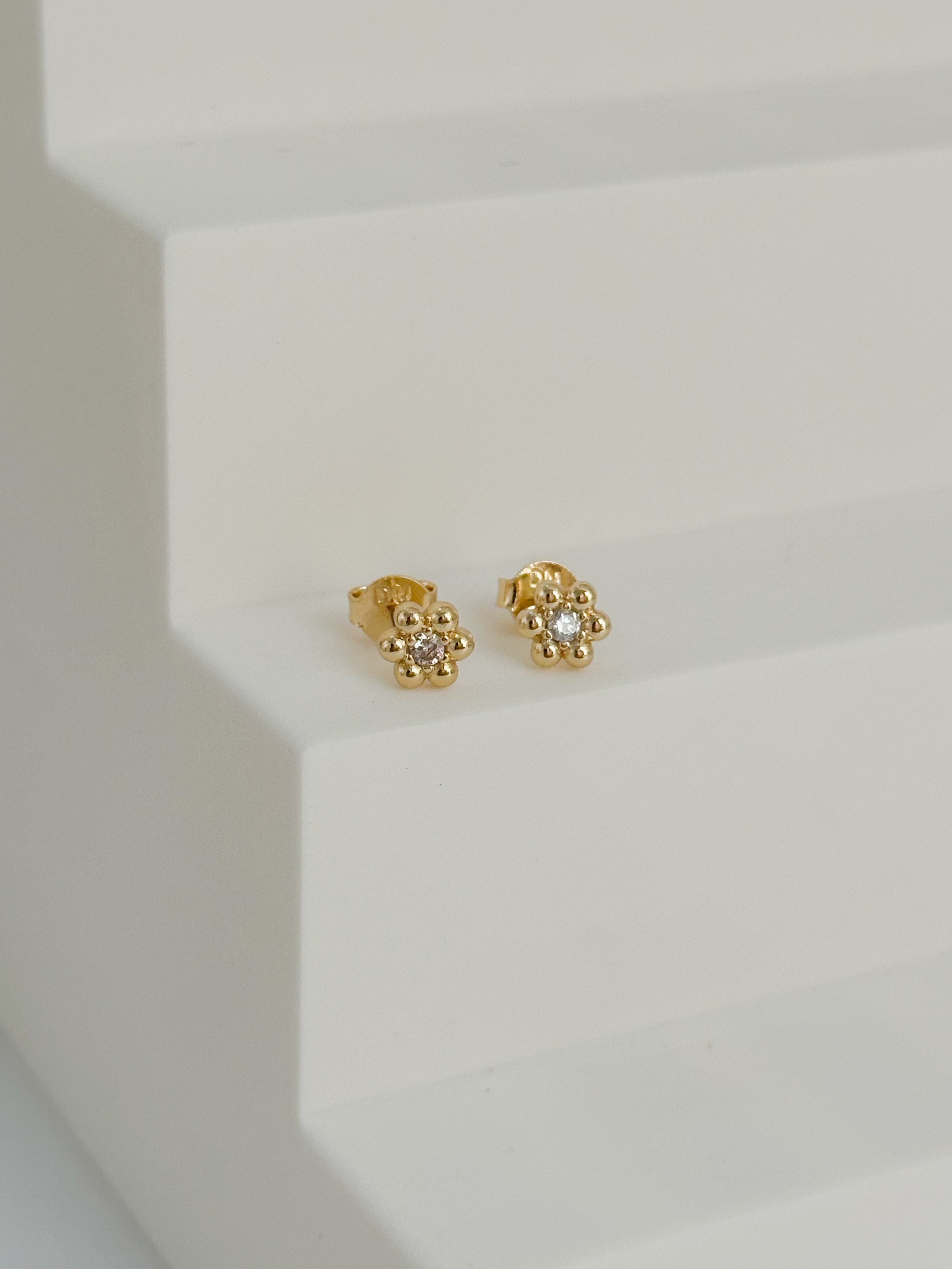 TOPO MINI FLOR PETALOS LISOS CENTRO CIRCON BLANCO DM