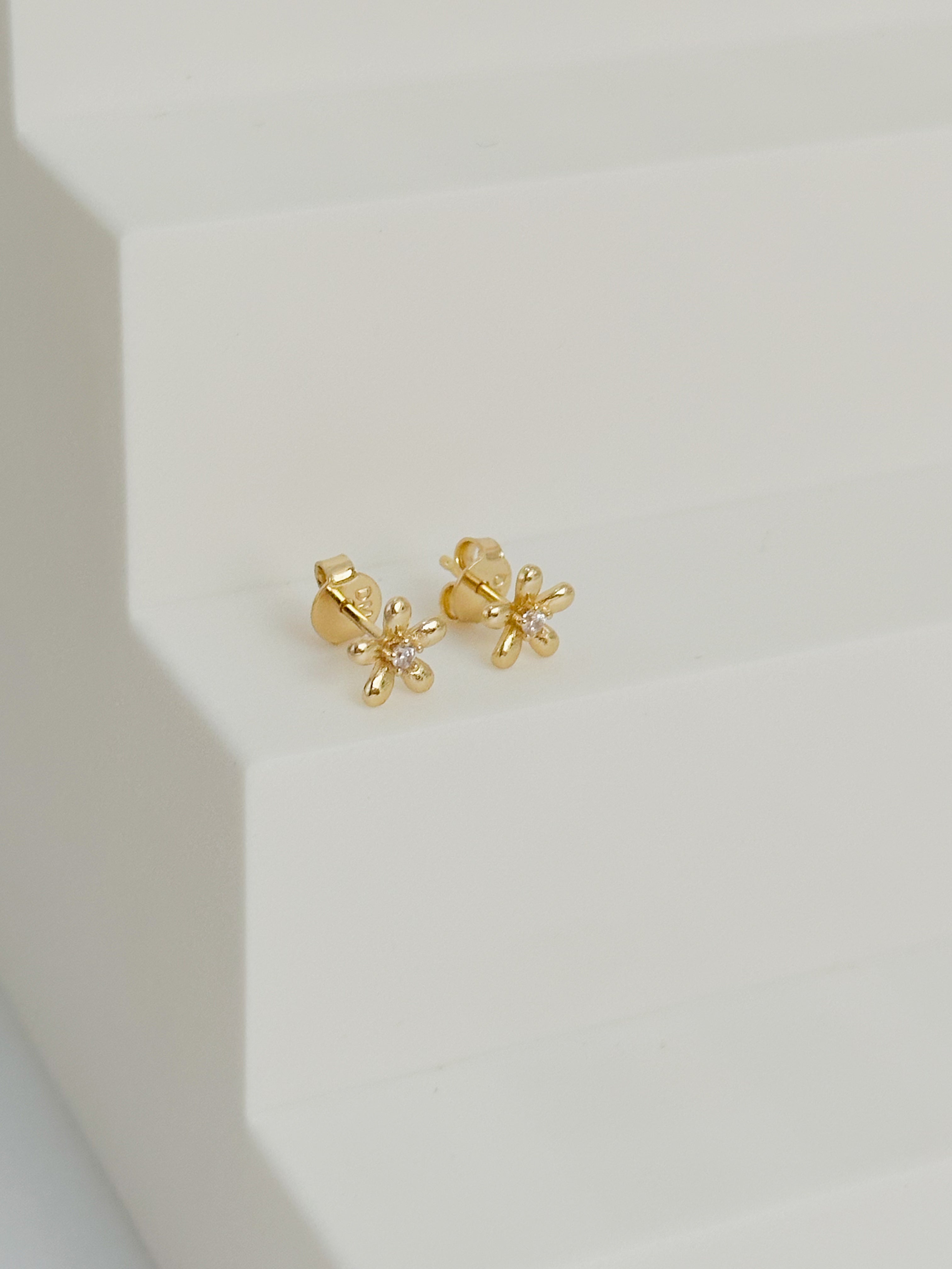 TOPO FLOR MEDIANA PETALO LISO CENTRO CIRCON BLANCO DM